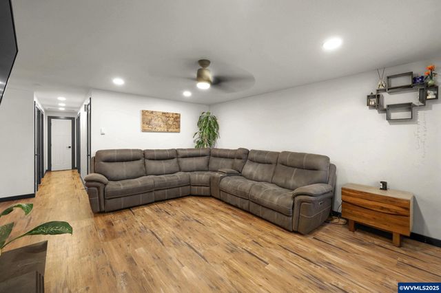 645 Riley Way Wy, Harrisburg, OR 97446