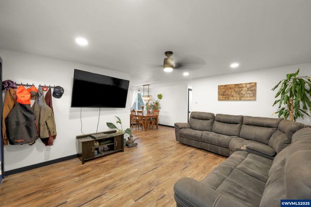 645 Riley Way Wy, Harrisburg, OR 97446