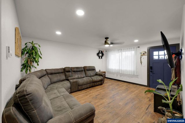 645 Riley Way Wy, Harrisburg, OR 97446