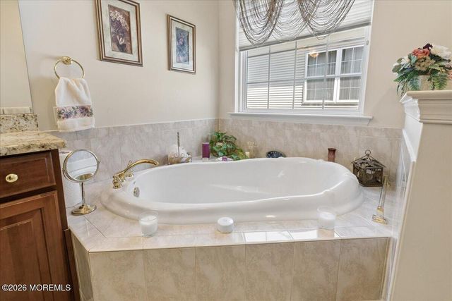 4 Gainsborough Court, Manalapan, NJ 07726