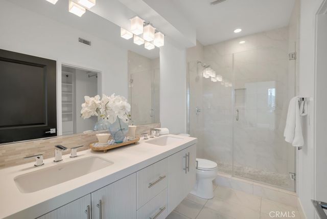 10832 W Riverton Court, North Hollywood, CA 91602