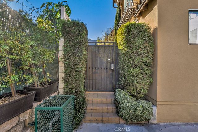 10832 W Riverton Court, North Hollywood, CA 91602