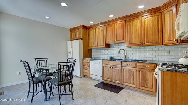 37 Hummingbird Court, Marlboro, NJ 07746