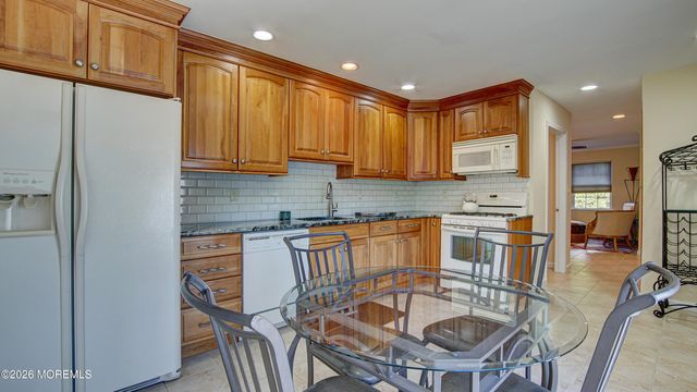 37 Hummingbird Court, Marlboro, NJ 07746