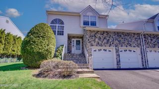 37 Hummingbird Court, Marlboro, NJ 07746