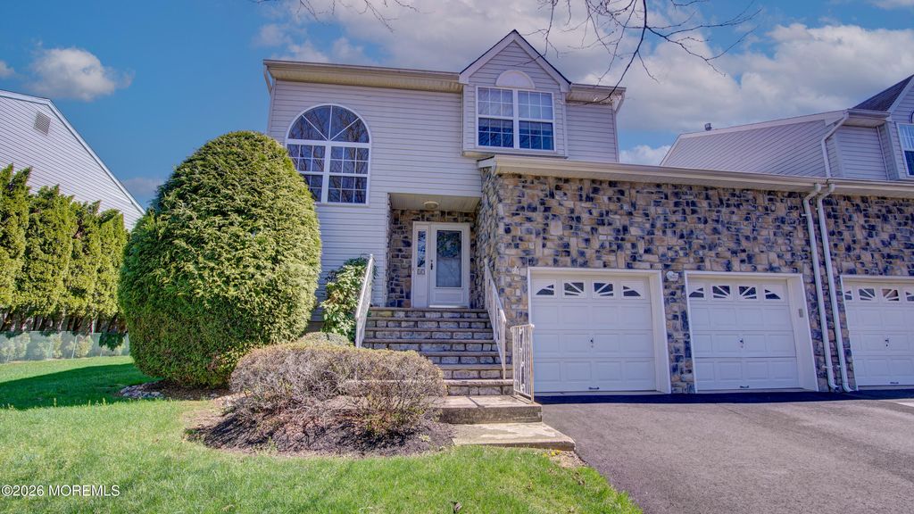 37 Hummingbird Court, Marlboro, NJ 07746