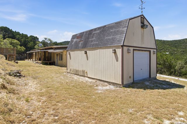 1501 SPRING RD, Pipe Creek, TX 78063