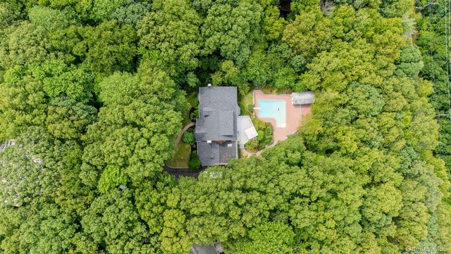 25 Sugar Toms Ridge, East Norwich, NY 11732