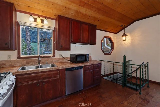 245 Vista, Sugarloaf, CA 92386