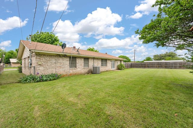 1912 Joslin Street, Cleburne, TX 76033