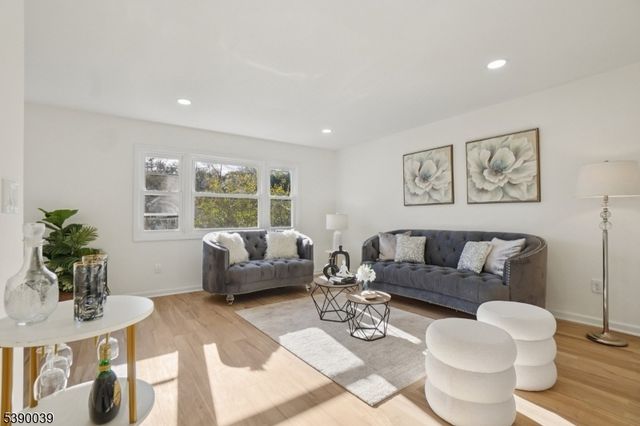 7 Esther St, Hopatcong Boro, NJ 07874