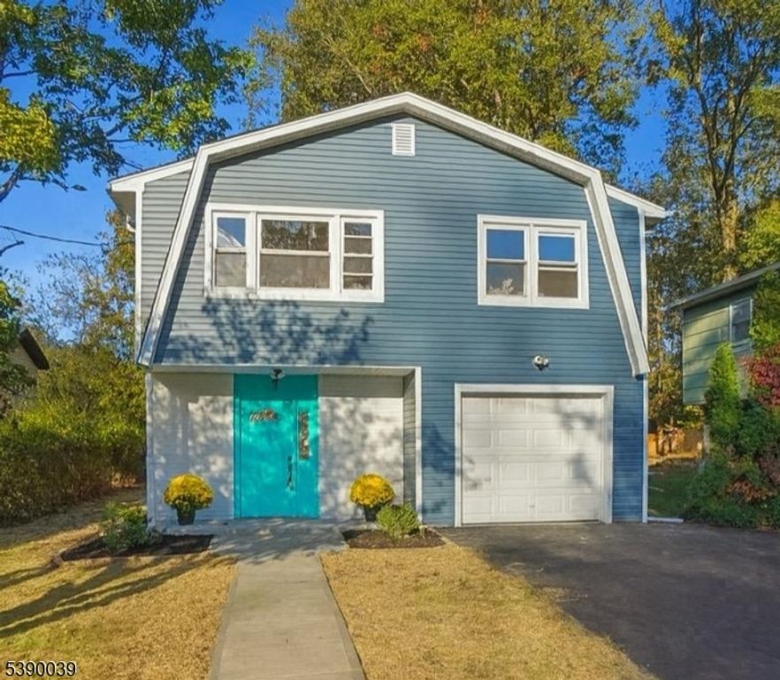 7 Esther St, Hopatcong Boro, NJ 07874