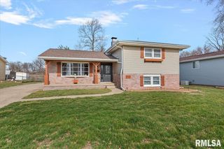 2721 DELAWARE Drive, Springfield, IL 62702