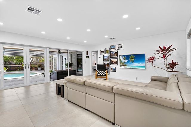 763 S Rainbow Dr, Hollywood, FL 33021