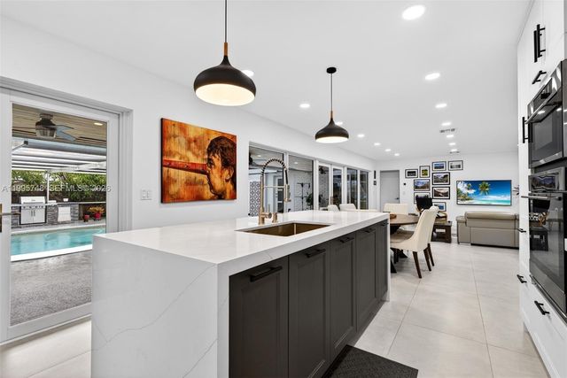 763 S Rainbow Dr, Hollywood, FL 33021