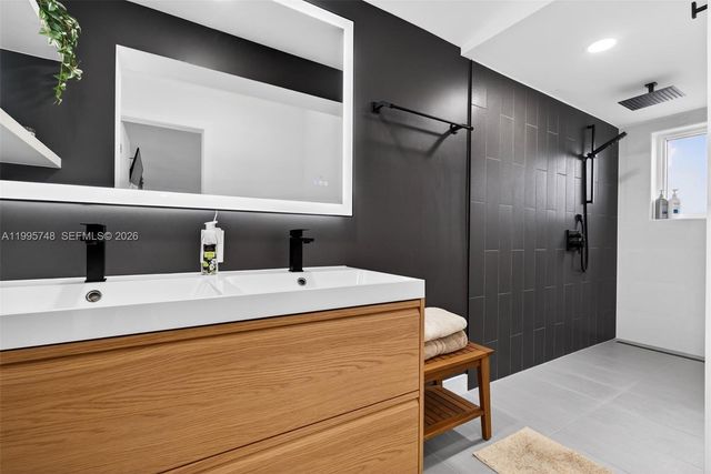 763 S Rainbow Dr, Hollywood, FL 33021