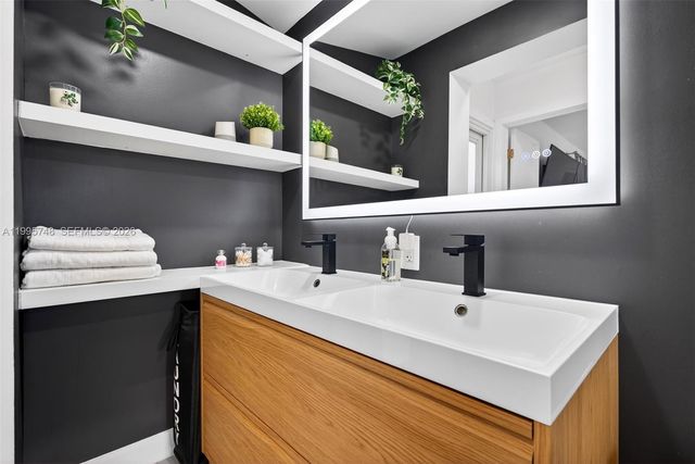 763 S Rainbow Dr, Hollywood, FL 33021