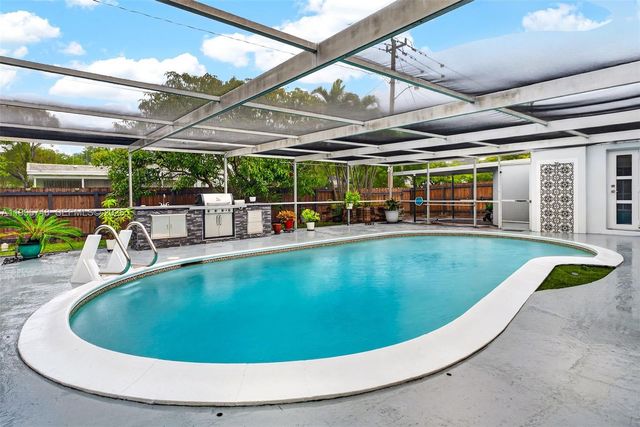 763 S Rainbow Dr, Hollywood, FL 33021