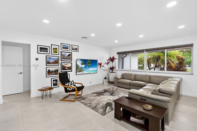 763 S Rainbow Dr, Hollywood, FL 33021