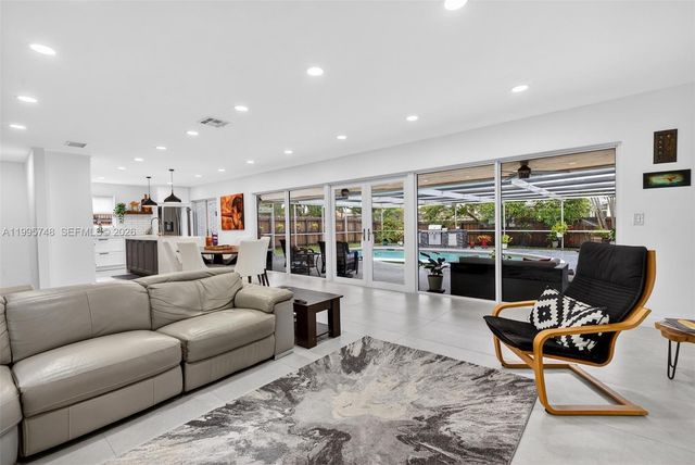 763 S Rainbow Dr, Hollywood, FL 33021