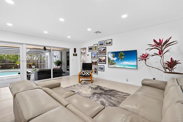 763 S Rainbow Dr, Hollywood, FL 33021