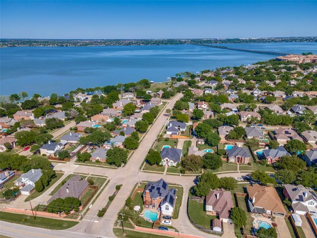 7517 Silverthorn Drive, Rowlett, TX 75089