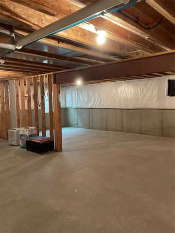 1021 W 16 Street S, Newton, IA 50208