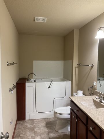 1021 W 16 Street S, Newton, IA 50208