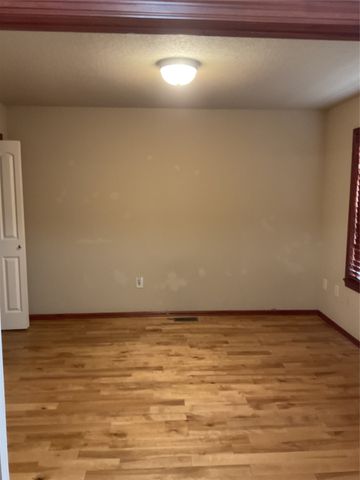 1021 W 16 Street S, Newton, IA 50208