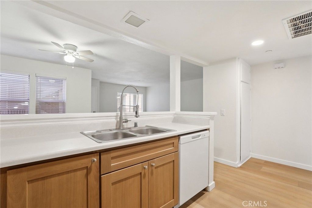 Image 10 of property listing at 300 E Chestnut 202, Santa Ana, CA 92701