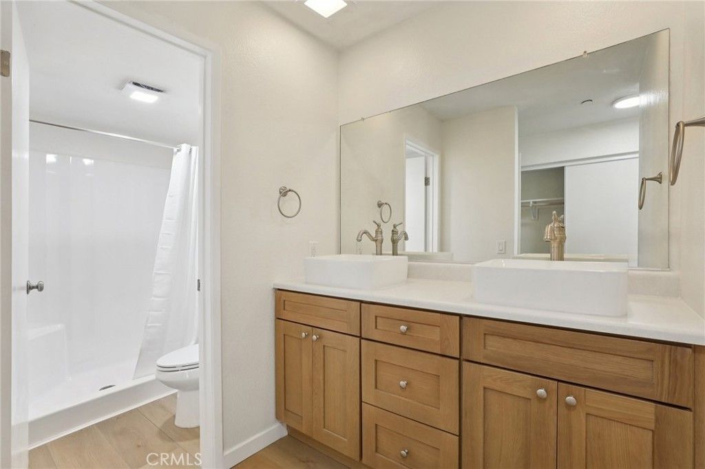 Image 16 of property listing at 300 E Chestnut 202, Santa Ana, CA 92701