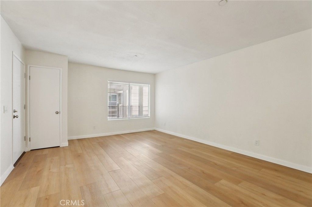 Image 4 of property listing at 300 E Chestnut 202, Santa Ana, CA 92701