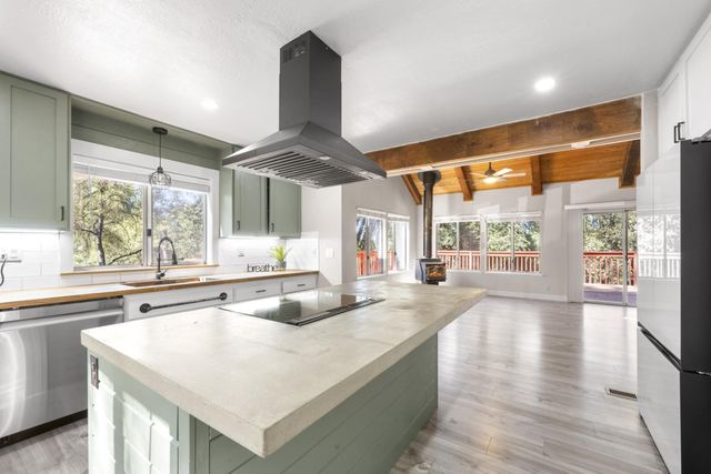 14036 Hilltop Rd, Pine Grove, CA 95665