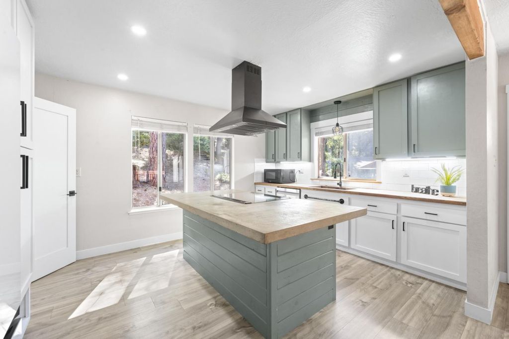 14036 Hilltop Rd, Pine Grove, CA 95665