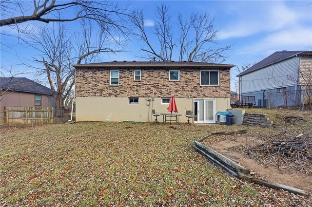 2908 NW Canterbury Road, Blue Springs, MO 64015