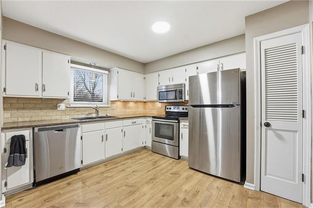 2908 NW Canterbury Road, Blue Springs, MO 64015