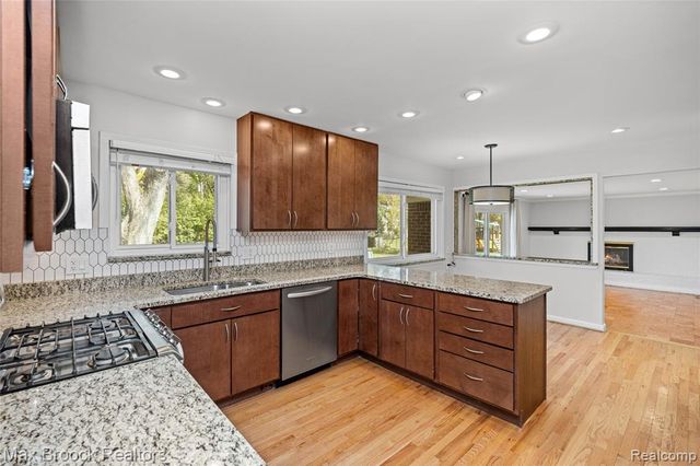 7011 Heather Heath, West Bloomfield, MI 48322