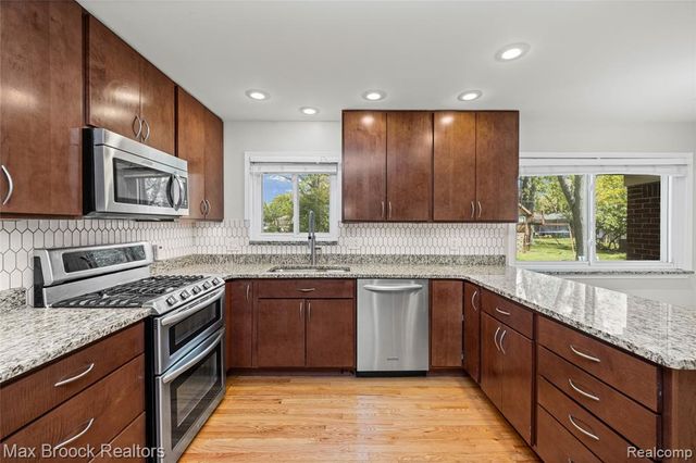 7011 Heather Heath, West Bloomfield, MI 48322