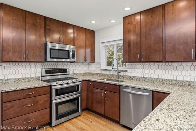 7011 Heather Heath, West Bloomfield, MI 48322