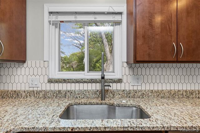 7011 Heather Heath, West Bloomfield, MI 48322