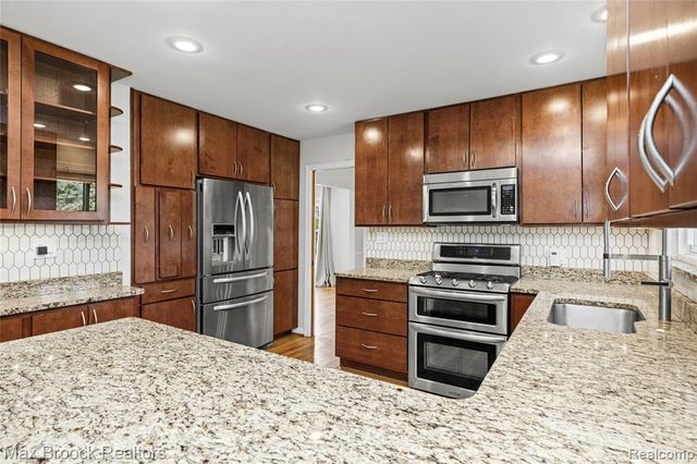 7011 Heather Heath, West Bloomfield, MI 48322
