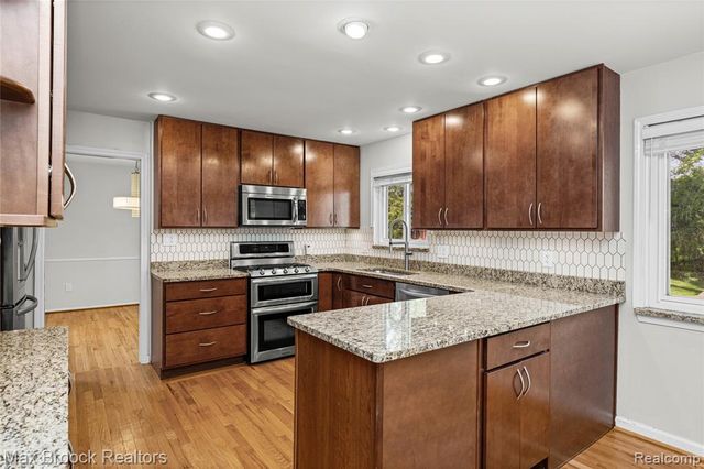 7011 Heather Heath, West Bloomfield, MI 48322