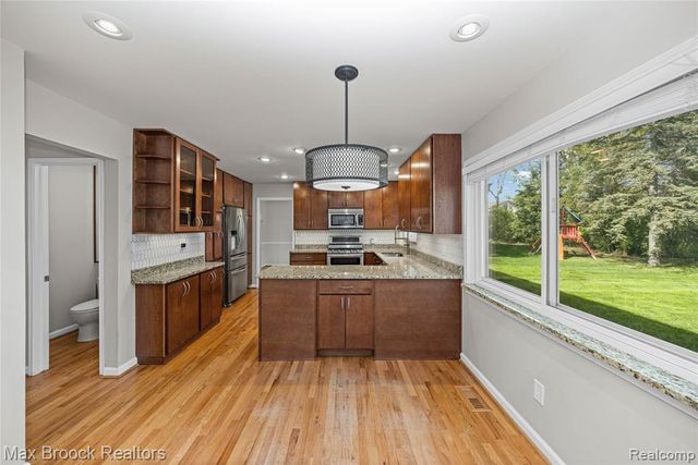 7011 Heather Heath, West Bloomfield, MI 48322