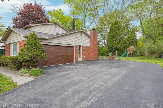 7011 Heather Heath, West Bloomfield, MI 48322