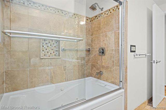 7011 Heather Heath, West Bloomfield, MI 48322