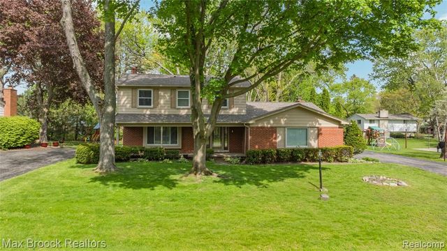7011 Heather Heath, West Bloomfield, MI 48322
