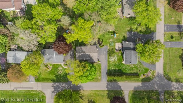 7011 Heather Heath, West Bloomfield, MI 48322