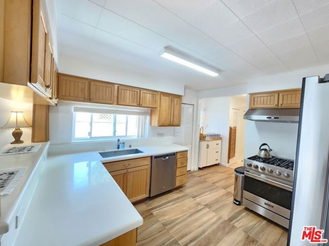 8130 Grimsby Avenue, Los Angeles, CA 90045