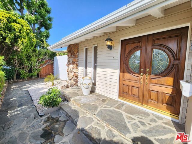 8130 Grimsby Avenue, Los Angeles, CA 90045