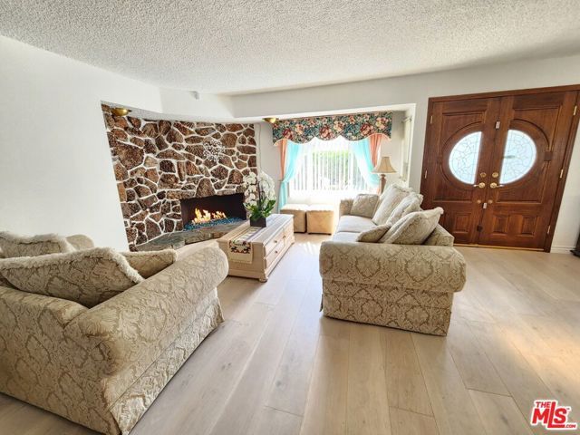 8130 Grimsby Avenue, Los Angeles, CA 90045